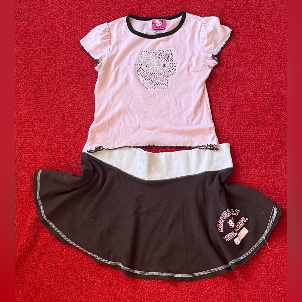 Sporty mini skirt with pink graphic